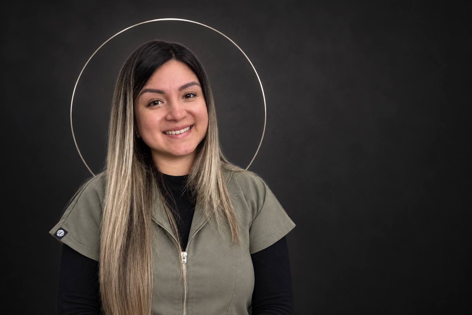 Retrato editorial inspirado en María Suárez, sonriendo