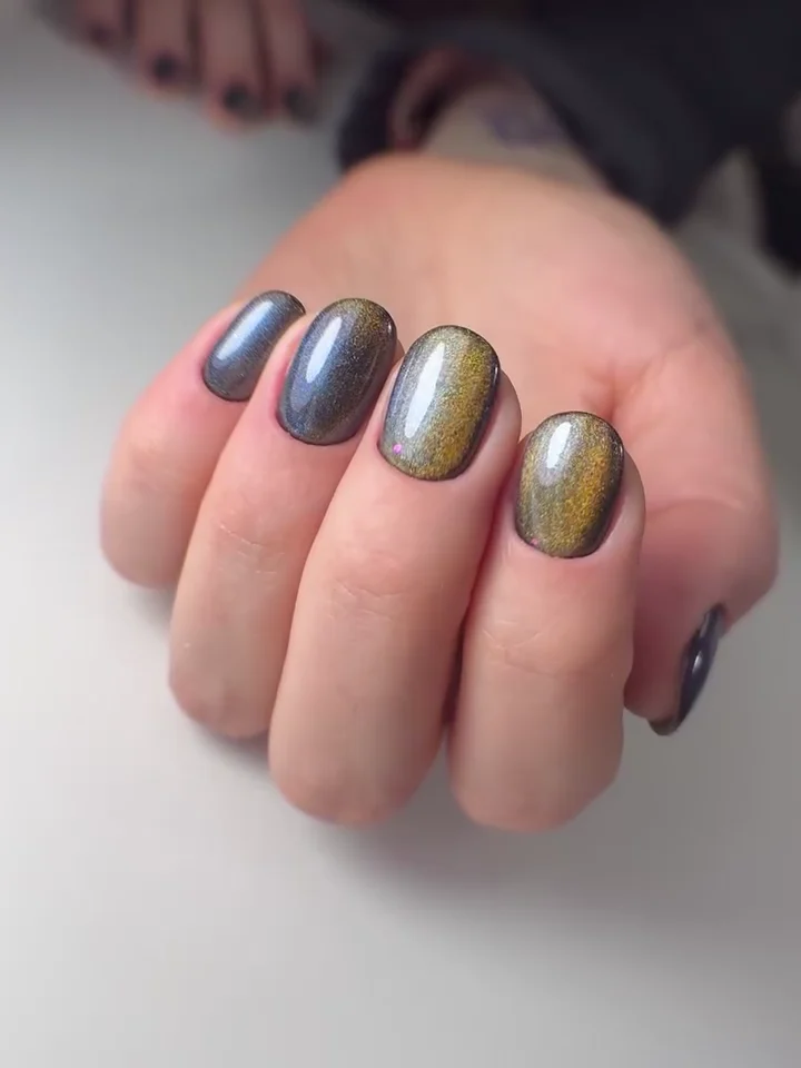 Manicura corta con brillo gris y dorado realizada por Studio María Suárez