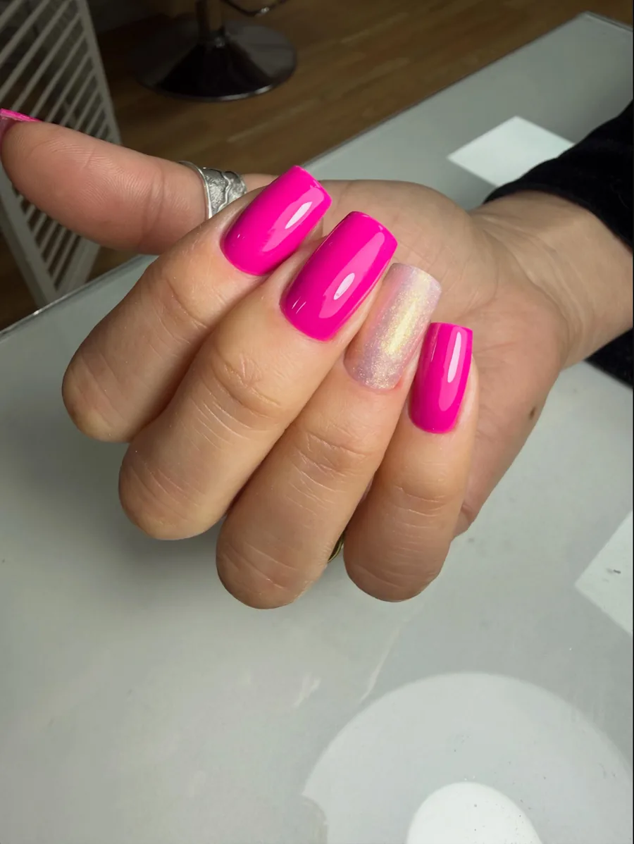 Uñas fucsias cuadradas realizadas por María Suárez